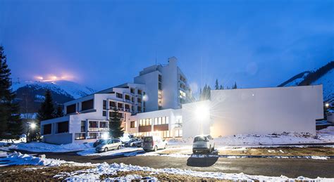 Panoramatický pohľad na Hotel SOREA Ďumbier v Jánskej doline s okolitými horami