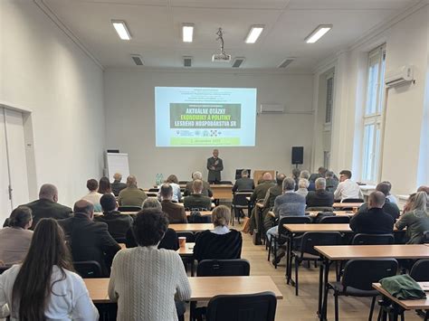 Fotografia z vedeckej konferencie s prednášajúcimi a účastníkmi