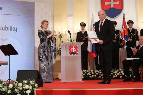 Ilustračná fotografia absolventov v akademických talároch pri slávnostnom ceremoniáli