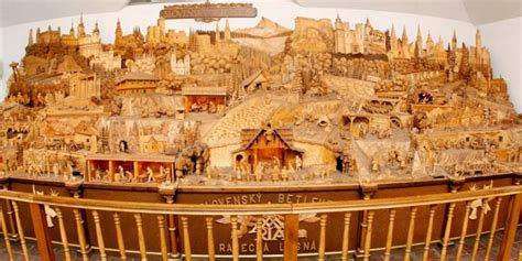 Záber na pohyblivý Slovenský betlehem v Rajeckej Lesnej zachytávajúci celkovú kompozíciu s vyrezávanými pamiatkami a postavičkami