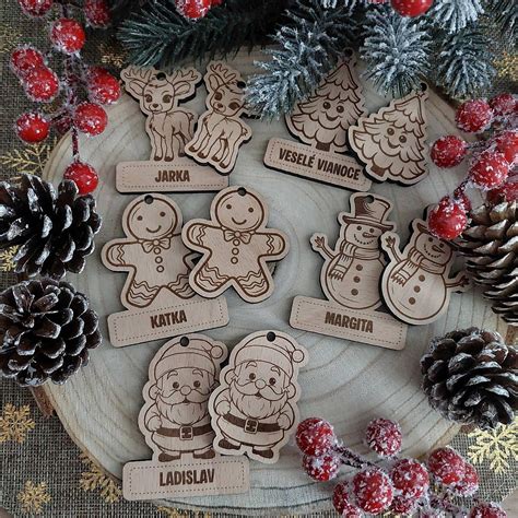 Detailný záber na pohyblivé drevené postavičky remeselníkov v rámci expozície