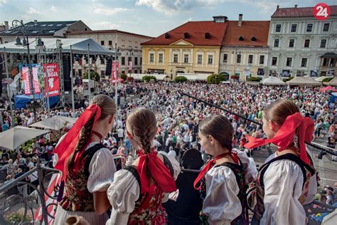 Skupina ľudí v tradičných slovenských krojoch na fašiangovej slávnosti