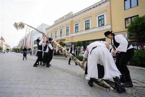 Stavanie tradičného mája na pešej zóne v Púchove