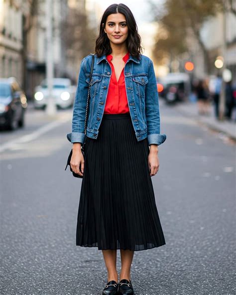 Tematické foto: Žena v džínsovej sukni a veste na neformálnej oslave
