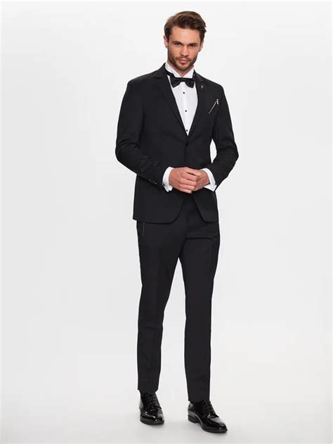 Ilustrácia: Muž v tmavom obleku a bielej košeli s motýlikom