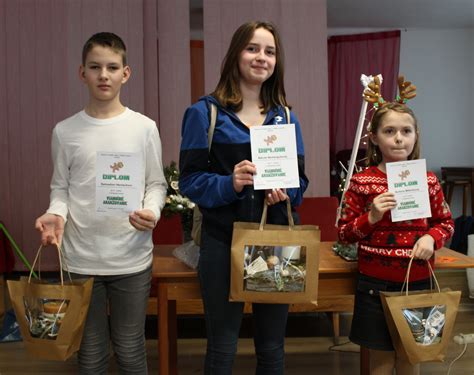 Ľudia sa fotia vo vianočnom fotoautomate s rekvizitami