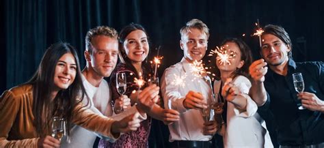 Tematická fotografia usmievavých ľudí oslavujúcich narodeniny s vtipnými rekvizitami