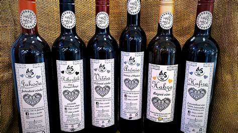 Tematická fotografia darčekového vína s narodeninovou tematikou