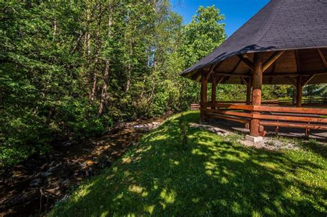 romantické prostredie kostolíka v prírode