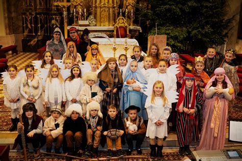 Séderový stôl počas sviatku Pésach so symbolickými pokrmami a macesom