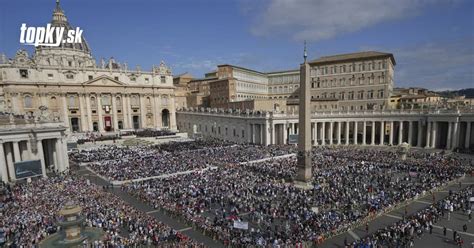 Tisíce veriacich oslavujúcich dalajlámu