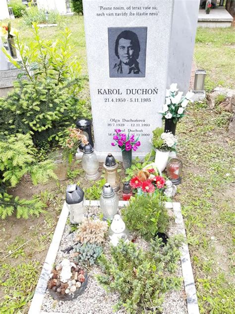 Portrét Karola Duchoňa, ikony slovenskej populárnej hudby
