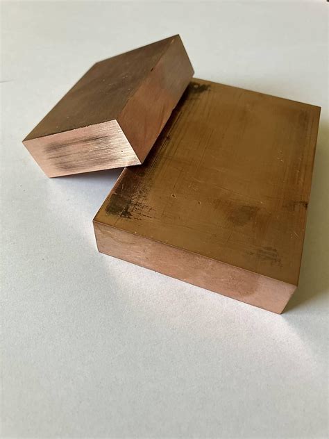 Ilustrácia symbolov výročí svadby: drevo, železo, meď.