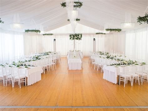 Elegantný svadobný stan v prírode s dekoráciami a osvetlením