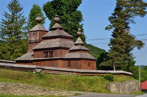 Pár v svadobnom oblečení pred historickým kaštieľom na východnom Slovensku