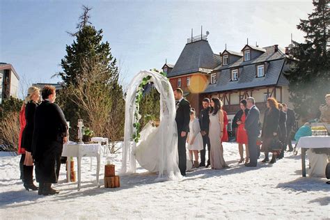 Svadobný obrad na brehu Štrbského plesa s výhľadom na Tatry