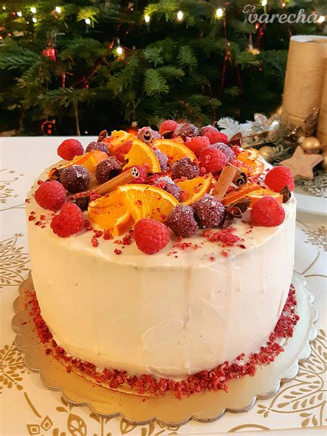 Polonahá vianočná torta s brusnicami a zasneženými vetvičkami