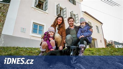 fotografia šťastnej mamy s darčekom v útulnom obývacom interiéri