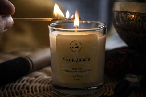 detail na sójovú sviečku s jemným plameňom a deku v pastelových farbách