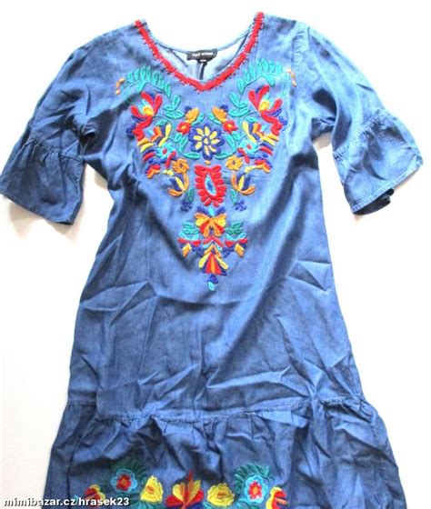 Koláž obrázkov s folklórnymi doplnkami ako parta a opasok, prípadne šaty s folklórnou výšivkou