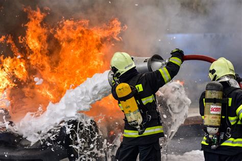 Foto: hasiči zasahujú pri povodni alebo odstraňovaní následkov búrky