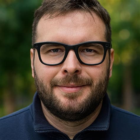 Tematická fotografia: Žena menom Andrea, ktorá drží kyticu hyacintov, alebo ilustrácia líšky symbolizujúca vlastnosti mena.