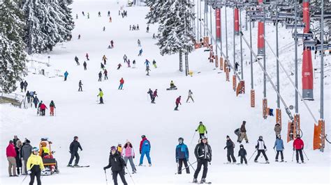 fotografia dospelých v originálnych maskách na plese