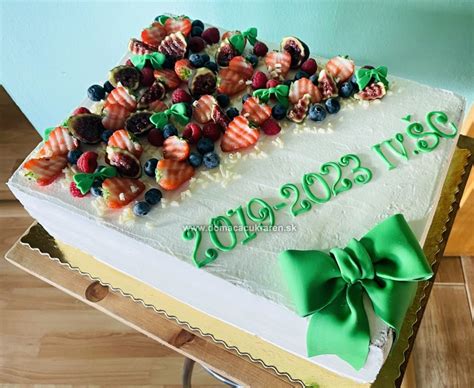 Elegantná torta na stužkovú s ozdobnými prvkami