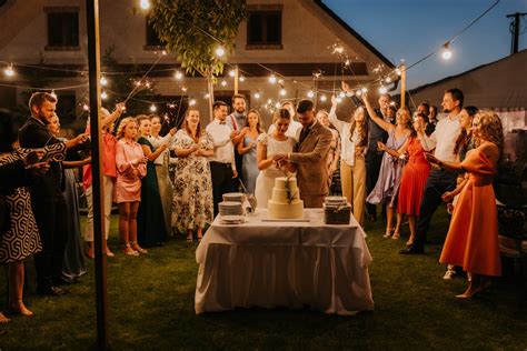 Letná svadba pod šírym nebom s bielymi stanmi a osviežujúcimi nápojmi