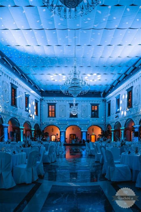 Zimná svadba v horskom hoteli s krbom a vianočnými dekoráciami