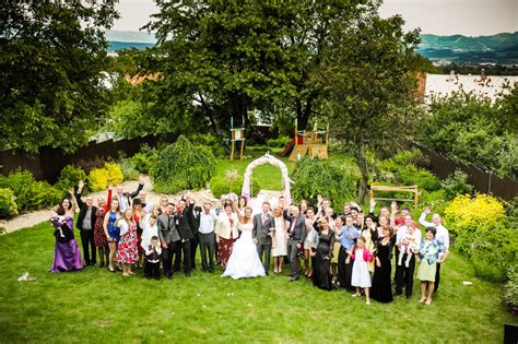 Jarná svadba v rozkvitnutej záhrade s párom pod stromom