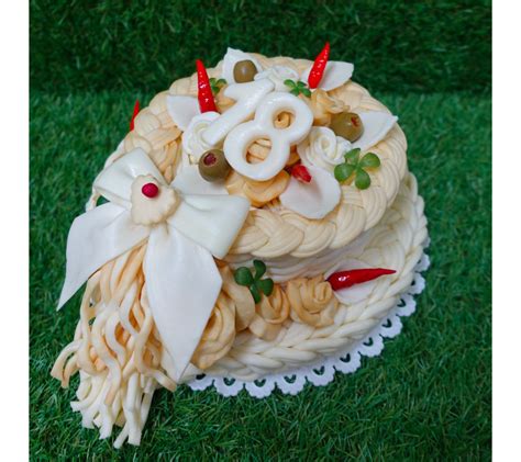 Tematické foto: Šesťdesiatka - oslavná torta s číslom 60 a sviečkami