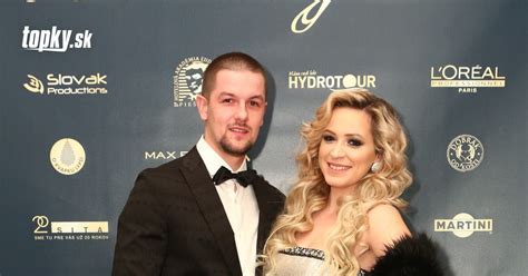 Dominika Mirgová a Peter Zvolenský pri zásnubách