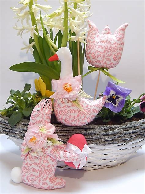 detailný záber na husté ružové vetvičky stromčeka s osvetlením