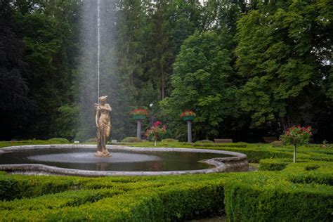 Romantický park pri kaštieli s jazierkom