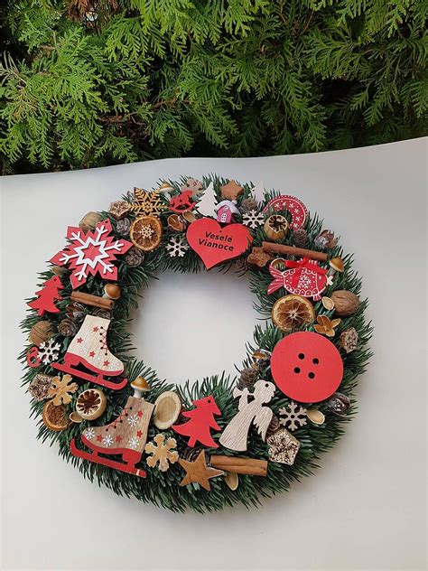 Farebný vianočný veniec s rôznymi ozdobami