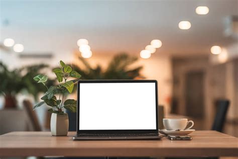 moderný notebook s otvorenou obrazovkou na stole