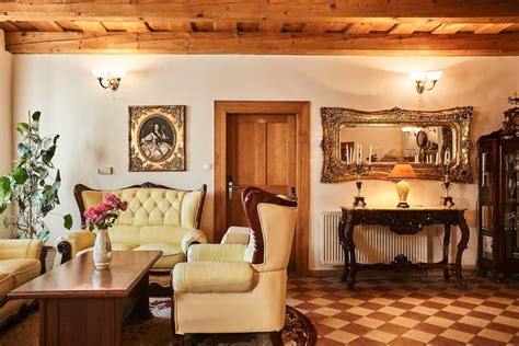 Interiér: Detail prezidentského apartmánu s kachľovou pecou v Resla Residence