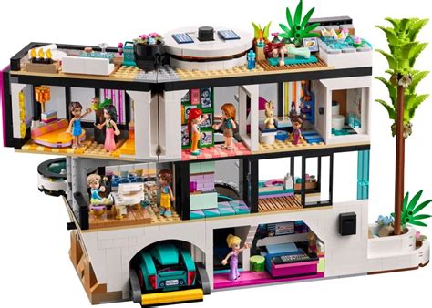 Tematické foto: Dievča hrá sa s LEGO Friends sadou v izbe