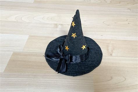 Koláž z tematických čierno-bielych party doplnkov: klobúk Al Capone, čarodejnícky klobúk s hviezdami, halloween dekorácie
