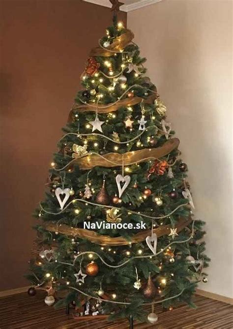 kvalitný umelý 3D vianočný stromček s hustým ihličím