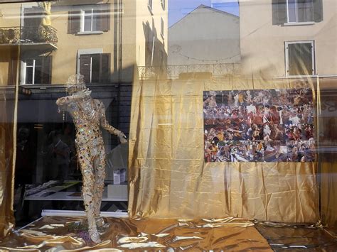 Tematická fotografia maskovaného útočníka v modernom horore