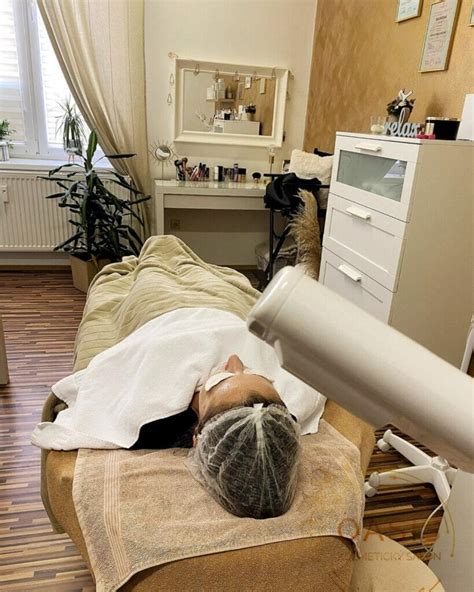 Žena relaxujúca pri masáži tváre v kúpeľnom salóne