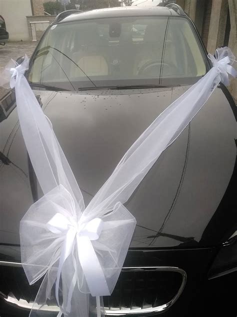 svadobné auto s tylovými a saténovými mašľami na zrkadlách