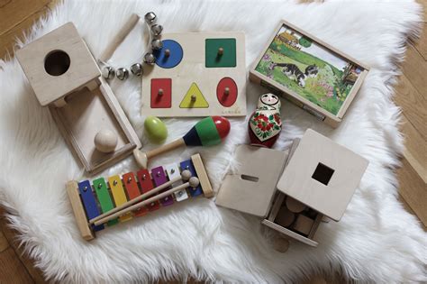 kombinovaná fotografia viacerých montessori hračiek pre ročné deti
