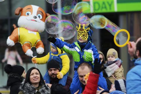 Ilustračná fotografia detí v karnevalových maskách