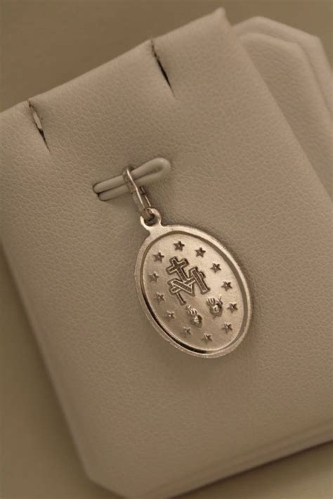 Ilustrácia sv. Františka s püstou v ruke, rozjímajúceho nad chudobou a Pannou Máriou