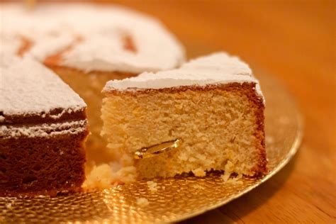 Ozdobená grécka Vasilopita s vyrezanými vzormi na povrchu.