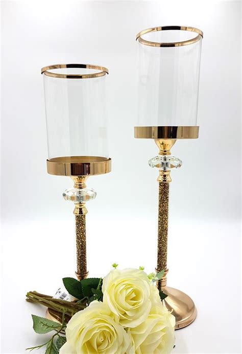 Svietniky a sviečky na sviatočnom stole