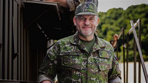 Tematické foto: muž vo vojenskej uniforme s darčekovou krabicou